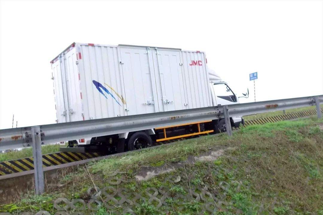 减速时踩离合还是刹车,减速踩刹车时离合器应该踩到底吗