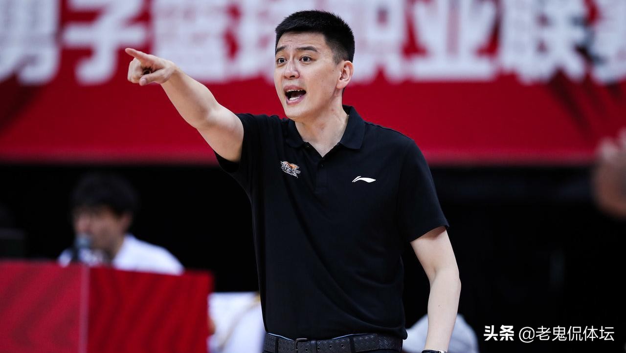媒体杨鸣卸任辽篮主帅早有迹象,回应郭士强评价杨鸣