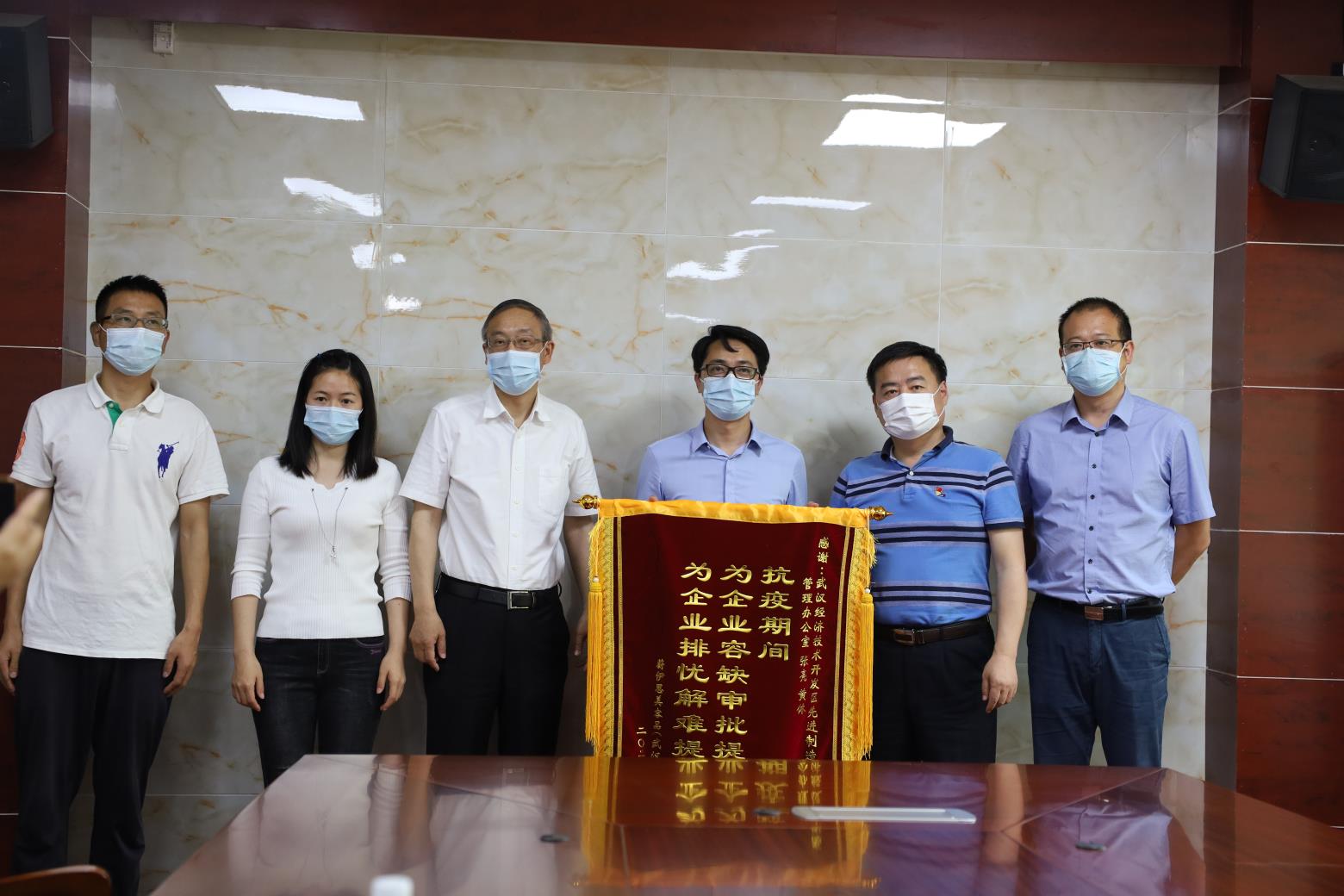 三面锦旗背后的故事