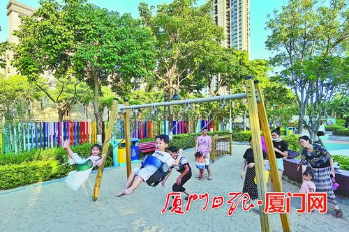 披荆斩棘勇登高峰,披荆斩棘勇敢攀登未来可期