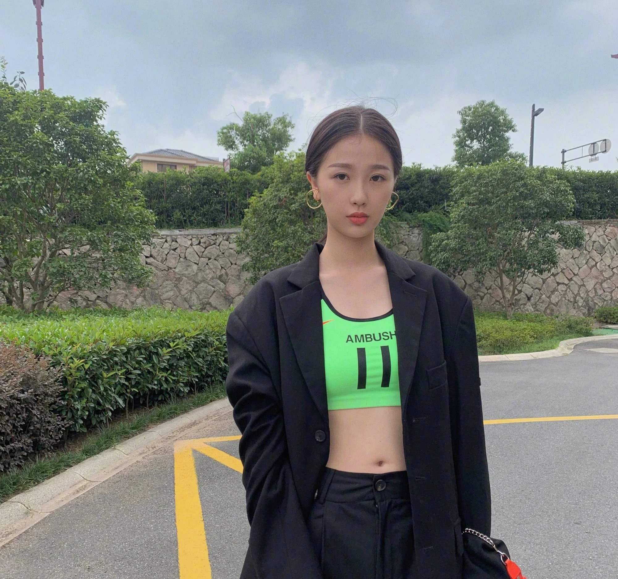 虞书欣纯欲风穿搭,虞书欣新造型粉色衣服头发怎么弄