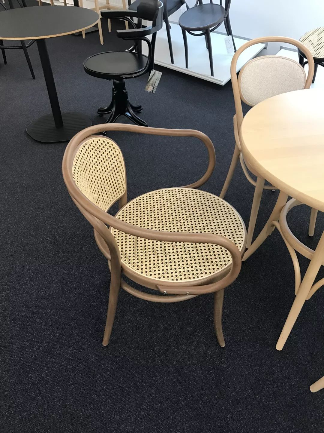 探访TON工厂看经典椅子背后的故事|疯狂24h我们去捷克干了啥？