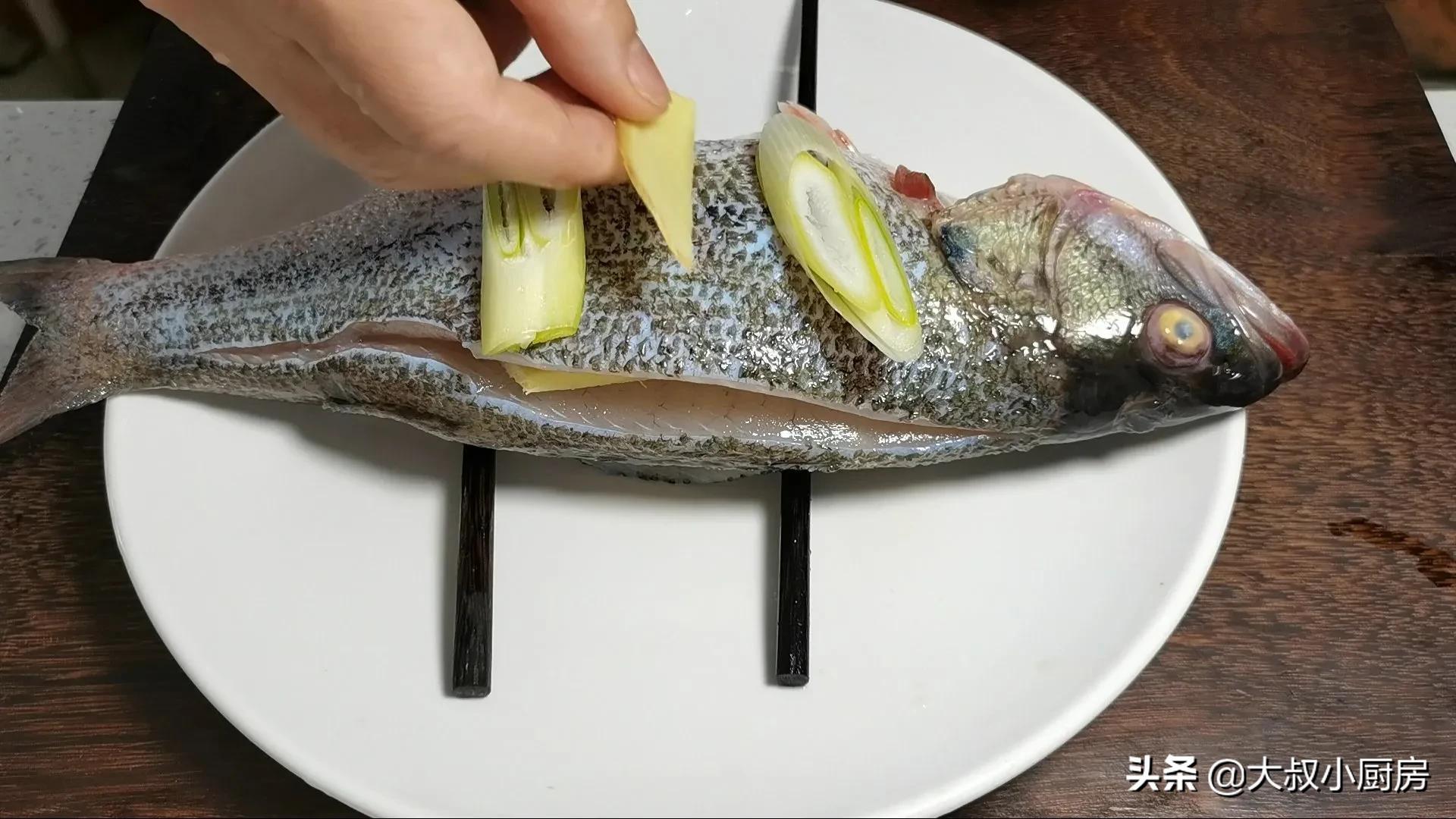 清蒸鲈鱼正确做法要放料酒吗,清蒸鲈鱼放哪些调料比较好吃