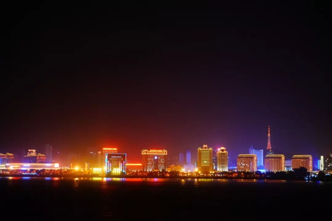 威海必到打卡地儿,威海好玩打卡地海上冲浪