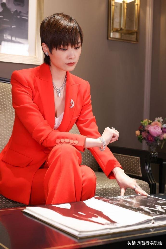 李宇春穿高开叉鱼尾裙 (李宇春穿鱼尾红裙大秀曲线)