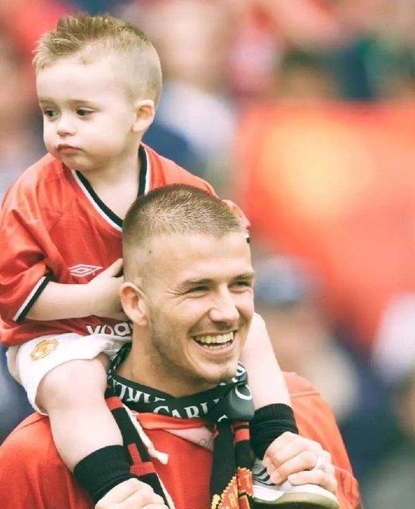 “女儿奴”的首席代言人，穿西装居然配拖鞋？能穿还帅最为致命