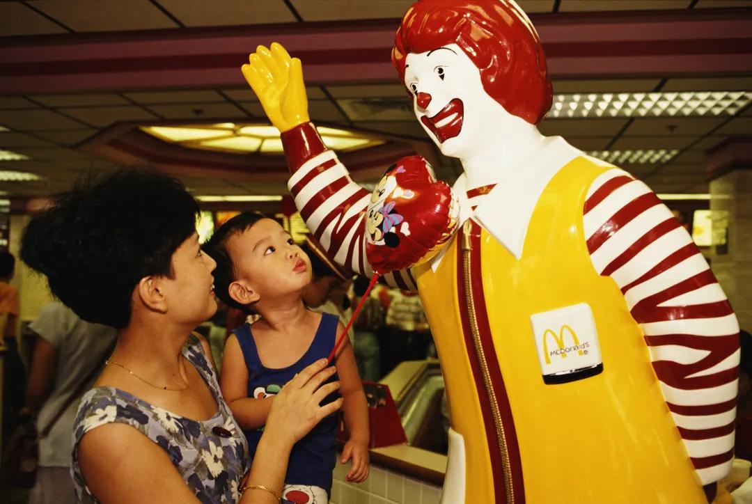 几个小孩偷超市食物,大人可以点麦当劳儿童套餐吗