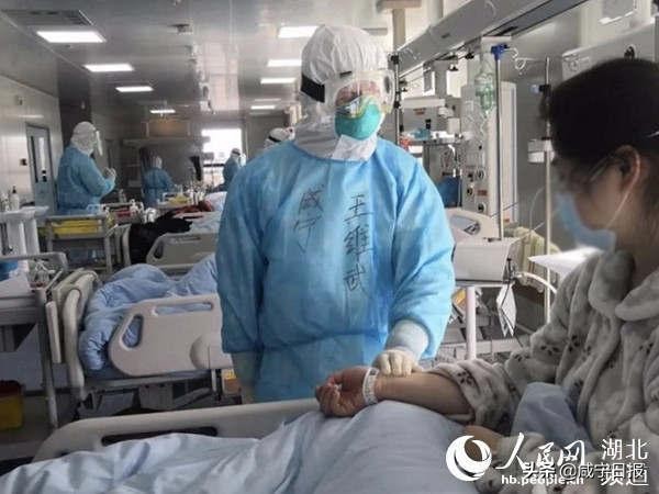 人民日报万众一心抗击疫情,人民日报携手抗击疫情并肩同行