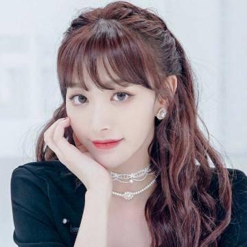 刘海可以盖住发际线的发型,适合发际线高并且没有刘海的发型