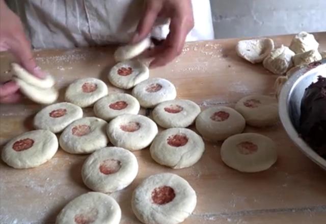 大叔卖传统小吃20年只涨过一次价,河南大叔卖地方小吃每天做300