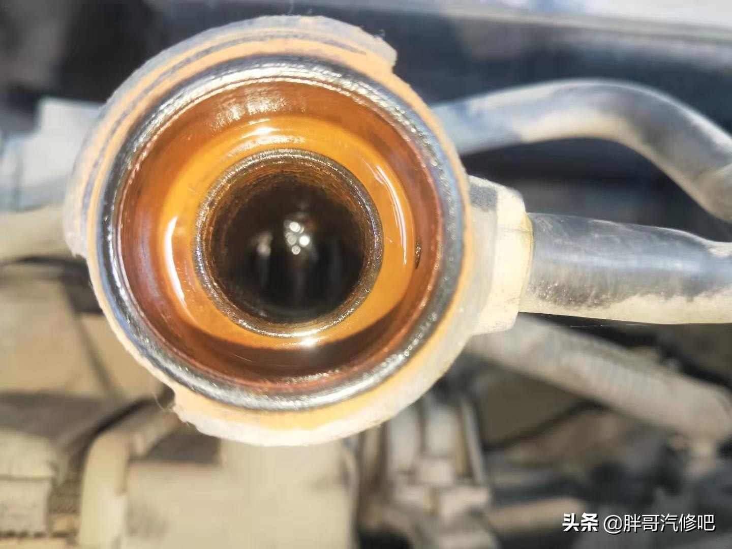 汽车暖风不热清洗暖风水箱管用吗,防冻液用了一段时间没颜色了