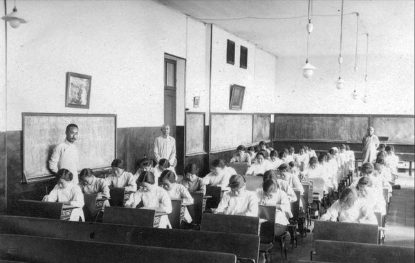 开国上将回故乡,看到警车封路并且隔开群众,怒问:耍什么排场?