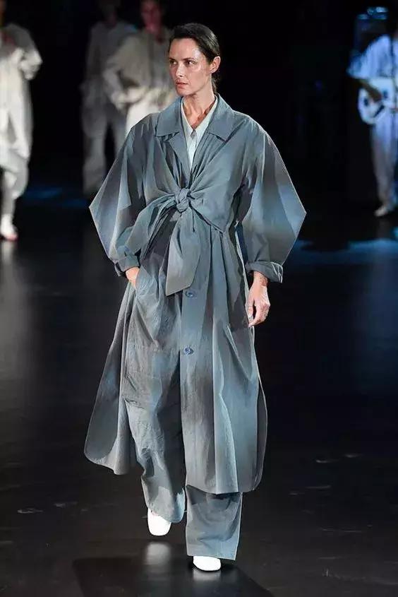 秋天买什么颜色风衣,冬天怎么挑选风衣