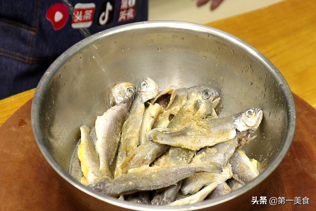 炸小焦鱼用什么粉,炸小河鱼是用面粉还是淀粉