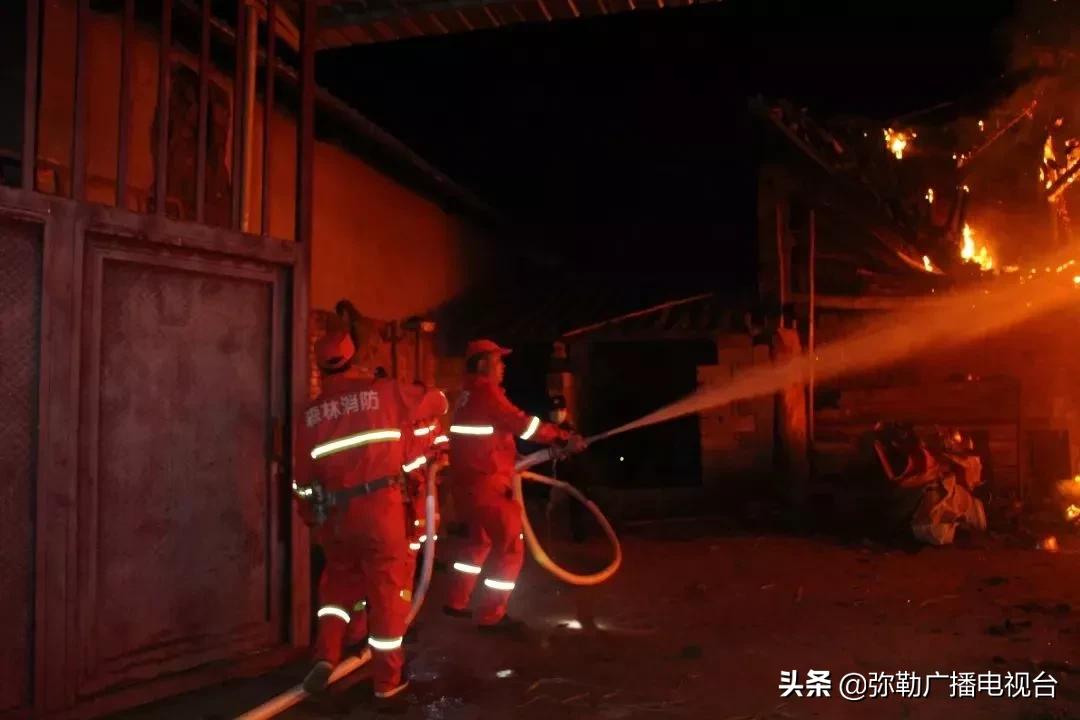 抗疫警员心疼瞬间,抗疫一线民警哭了