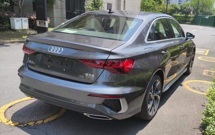 精神小伙喜提新车,精神小伙喜提比亚迪f3