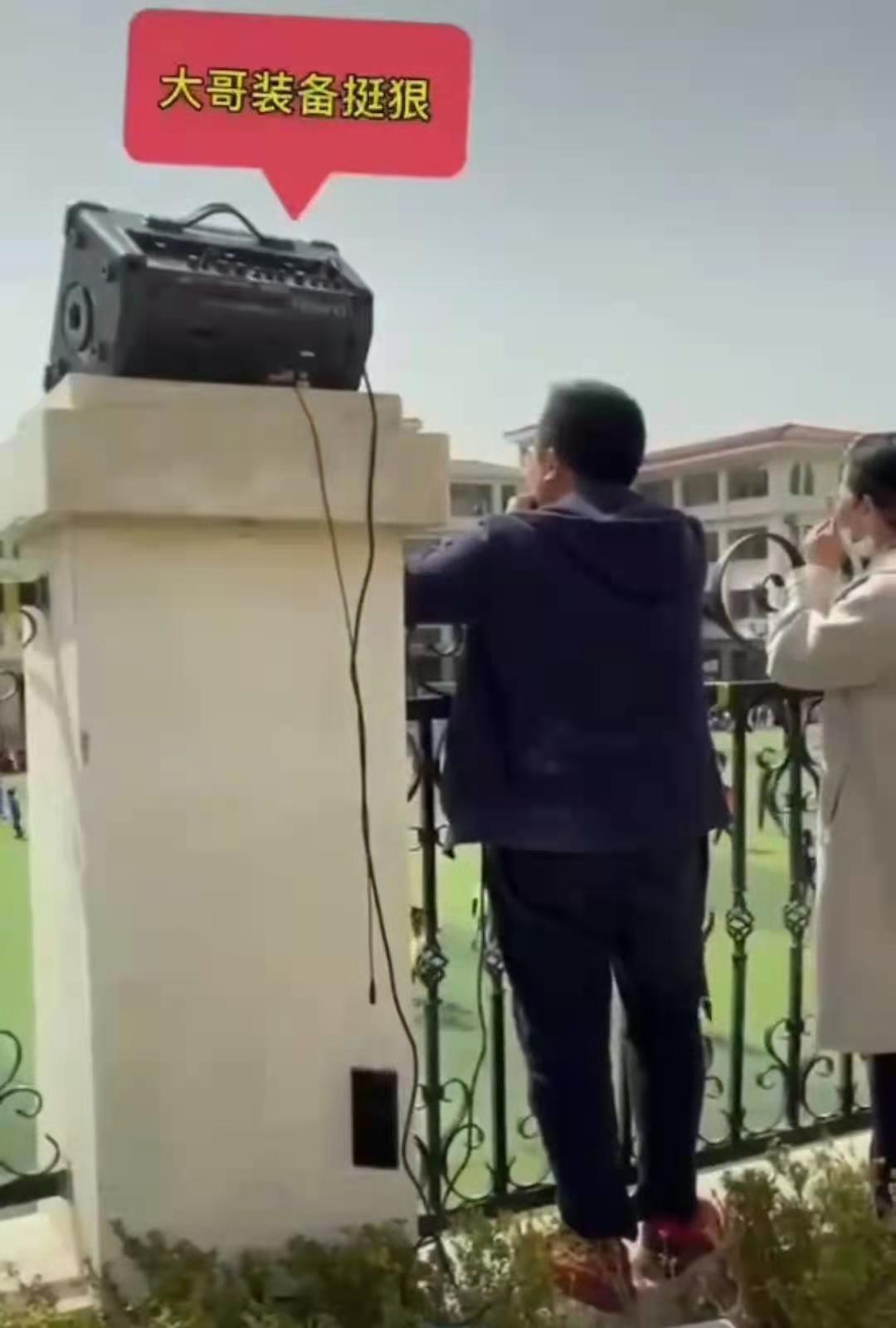 男子校园喊话,男子喊话国足