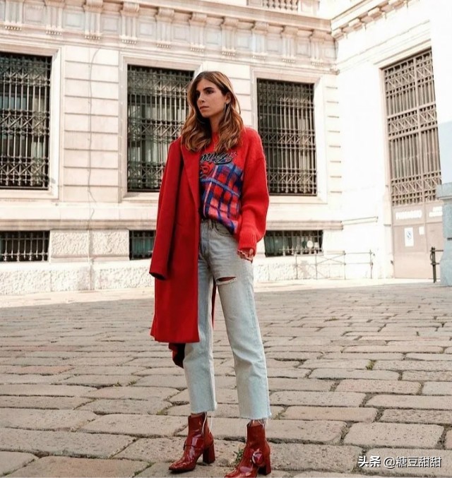 穿睡袍大衣配长筒靴气场全开,白色靴子大衣有腰带穿搭高级感