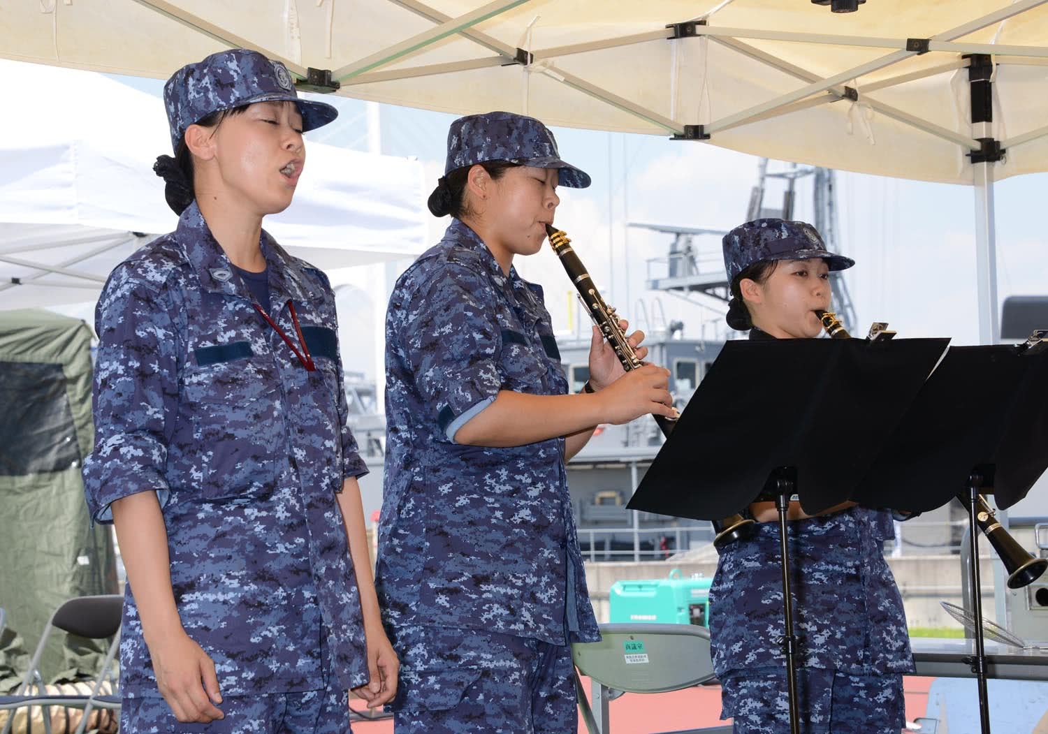 知名军事杂志改版，二次元萌妹登上封面