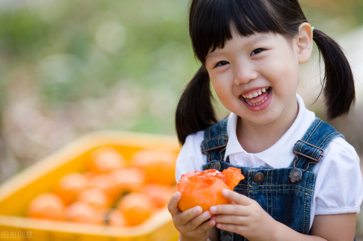 女童连吃8个柿子长胃结石,女童吃柿子胃结石