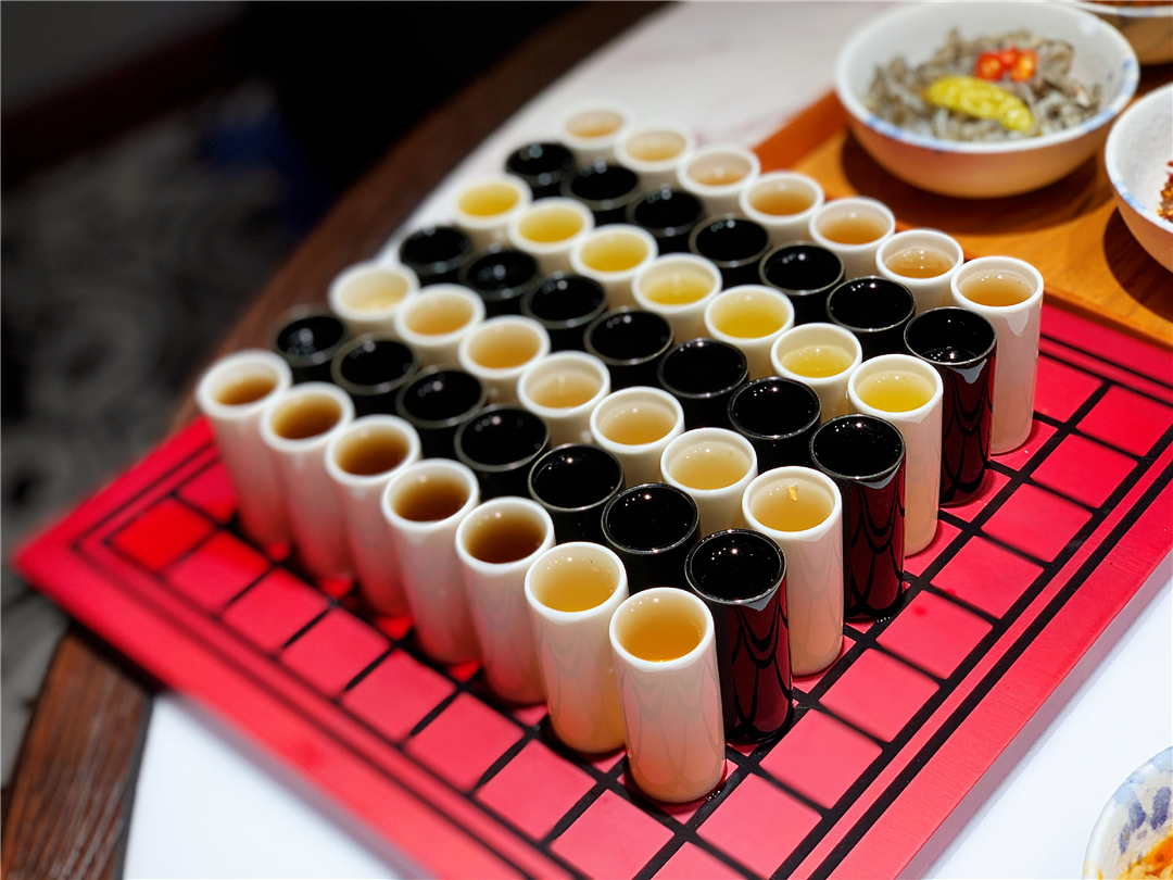 长春桂林路有家电影《叶问》同款火锅酒馆，楼里面有座“香港城”