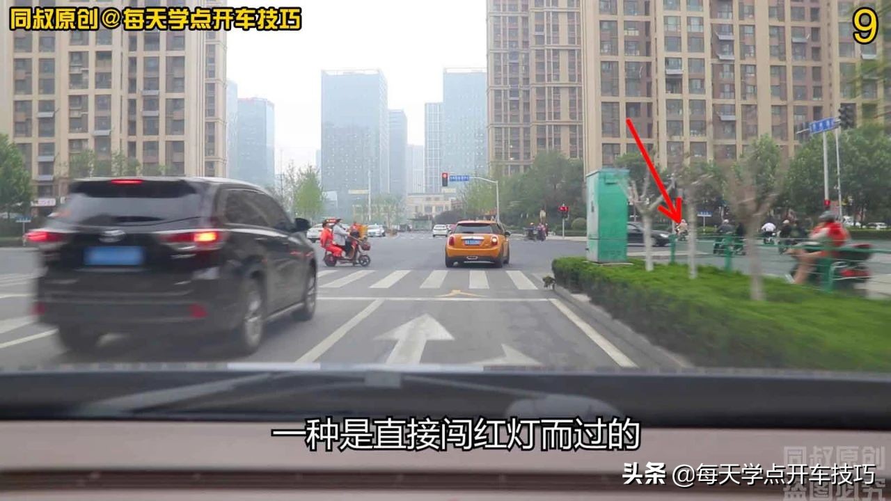 右转弯盲区避让行人技巧,新手右转弯技巧盲区