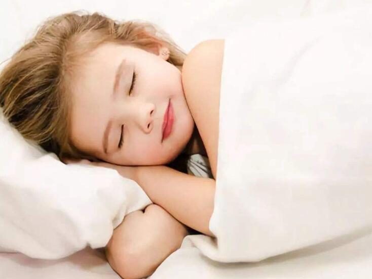 宝宝突然夜里不好哄睡,新生儿半夜闹觉大哭怎么都哄不住