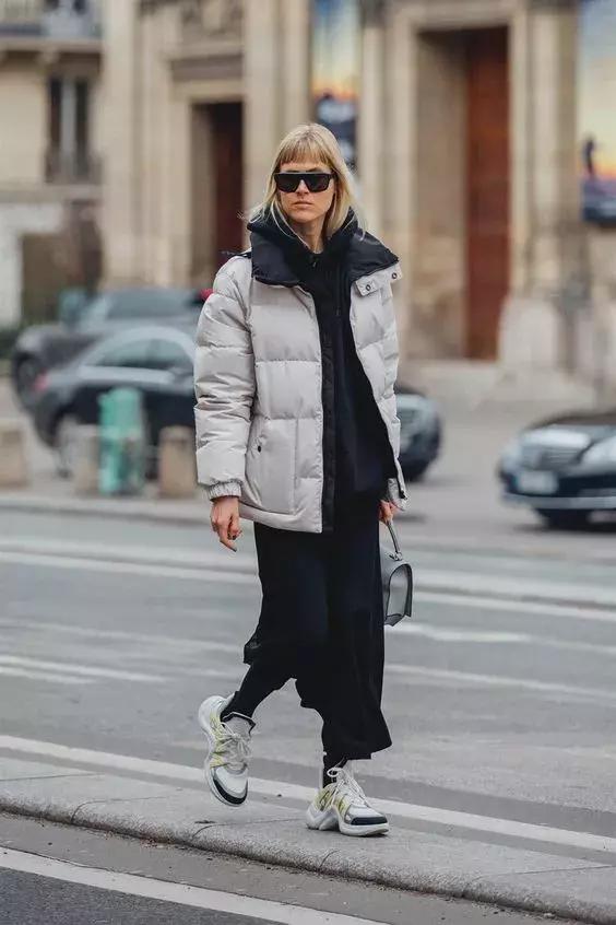 羽绒服怎么穿效果最好 (羽绒服穿着要什么样才叫做刚合适)