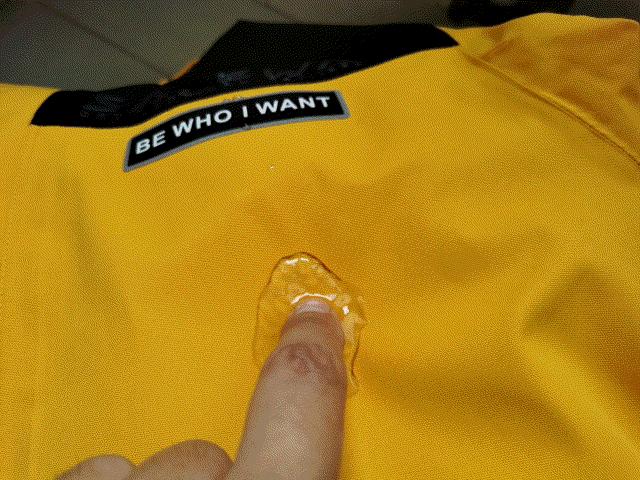 沙乐华明星同款冲锋衣,沙乐华和哥伦比亚冲锋衣哪个好