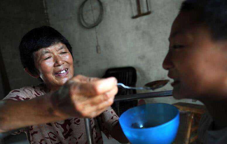 60岁的母亲照顾两个瘫痪儿子,面对老年痴呆的母亲没有好脾气