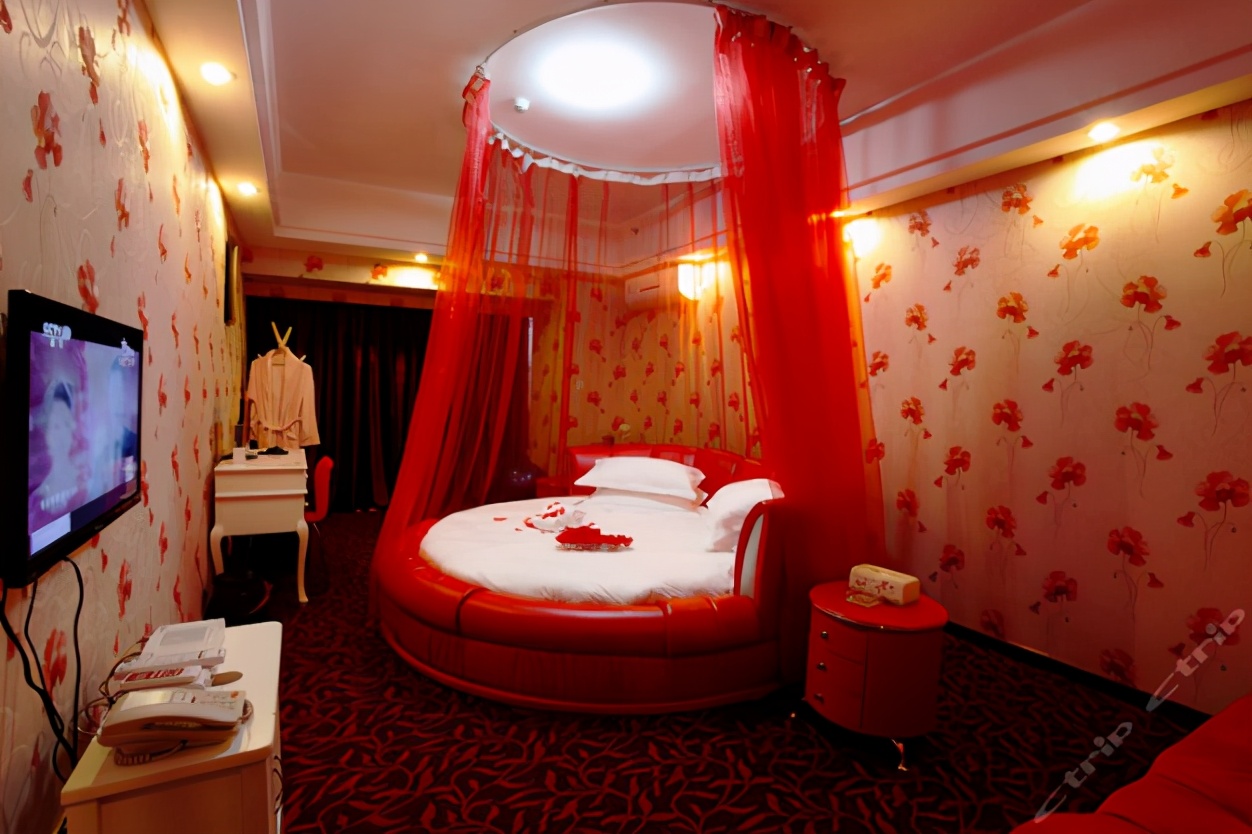 情侣大床房还是双人床,情侣住酒店该不该住大床房