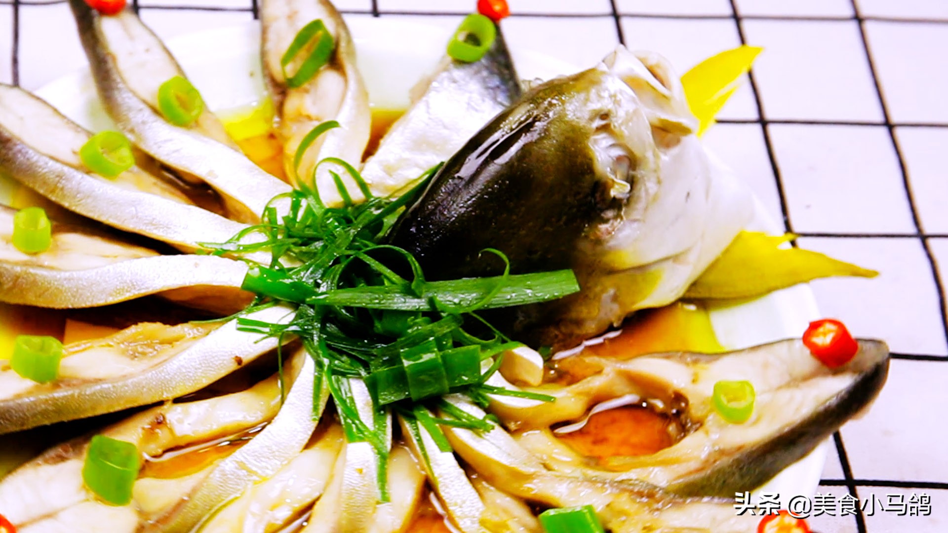 继续清理年货库存,教你做一道颜值爆表的清蒸鱼,晒朋友圈后火了