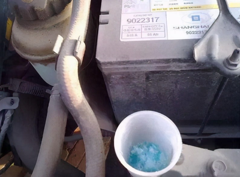 玻璃水被冻住对车有什么损害,玻璃水冻住了加酒精行吗