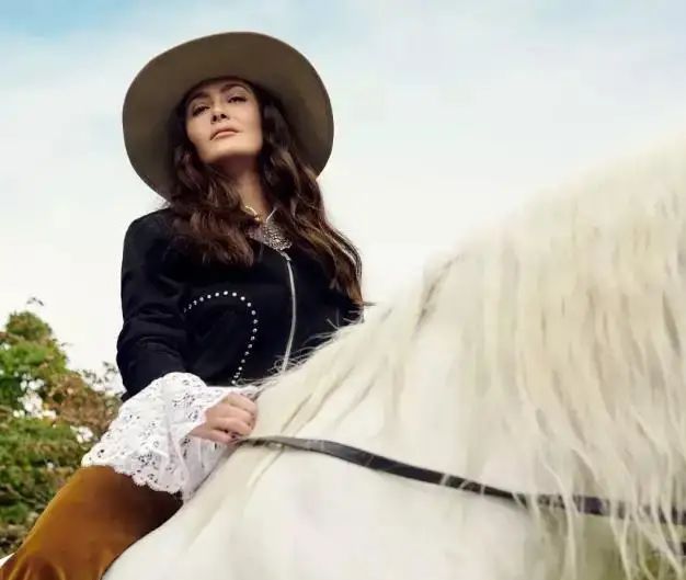 全球第一美胸到gucci老板娘，43岁身价超2300亿，她究竟有多美？