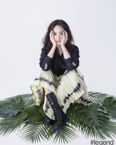 朴敏英高级感衣服,朴敏英一身红色连衣裙出席