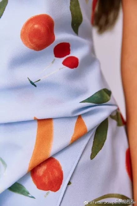 钟楚曦同款连衣裙丝绒,钟楚曦同款白色吊带连衣裙