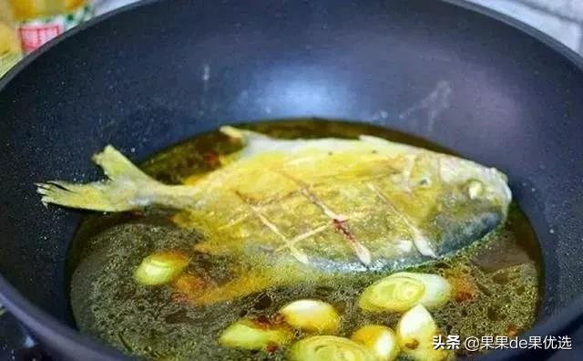 鲳鱼红烧还是清蒸好吃,清蒸鲳鱼的最简单做法图片