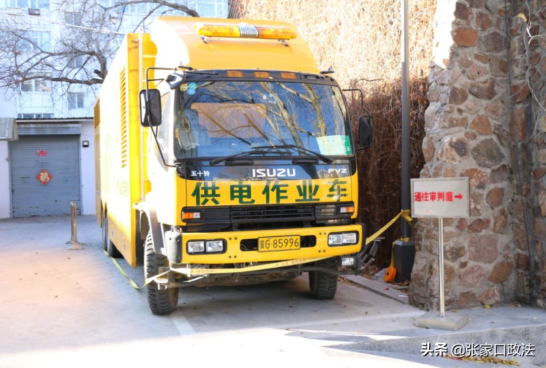 市委常委、政法委书记王亚军深入市中院现场督导冯海军等31人涉黑案件开庭审理工作