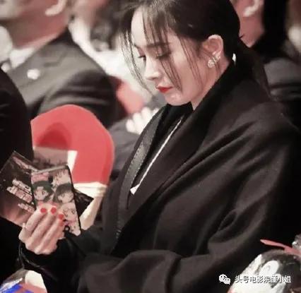 明星手机壳泄密:那英骂人名言火了,杨幂买9.9元便宜货,悲剧了