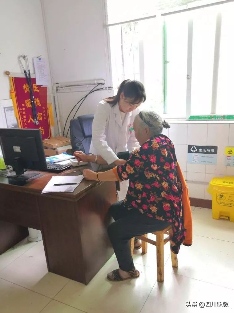 他从四川唯一的中医药高等专科学校毕业，短短几年升任住院总医师