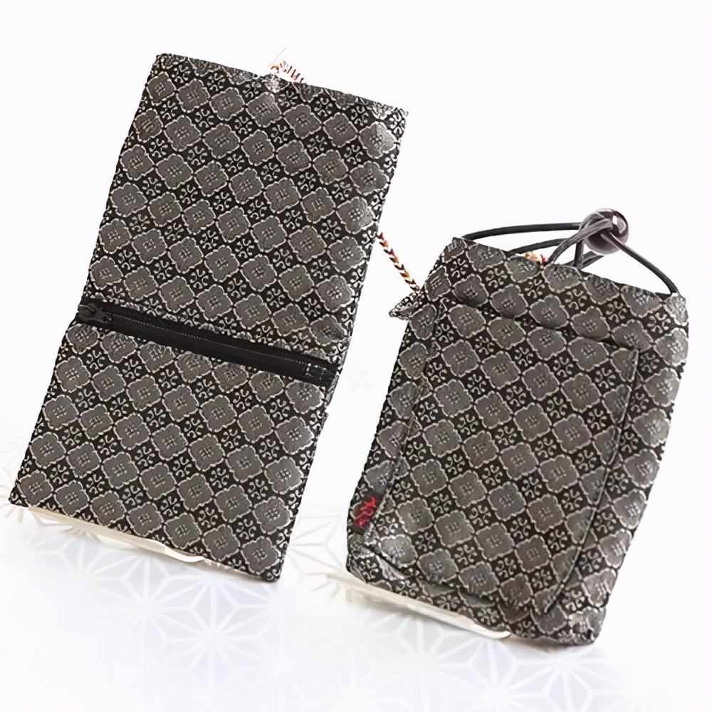 日本小姐姐包包里面都有什么,日本小姐姐随身包都带什么