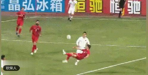 里皮战术拖垮国足!进攻只会开大脚,丢球全是致命失误