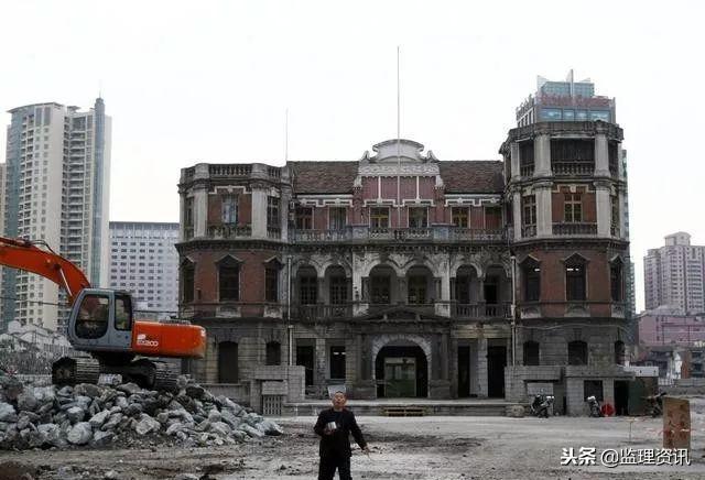 这些房子为了避免被拆的命运，也只能长腿“跑了”