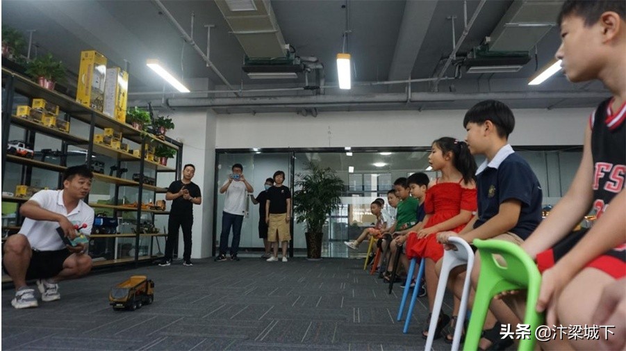 走进开封中关村智酷“亲子好嗨哟工程车乐园”感受科技创新魅力