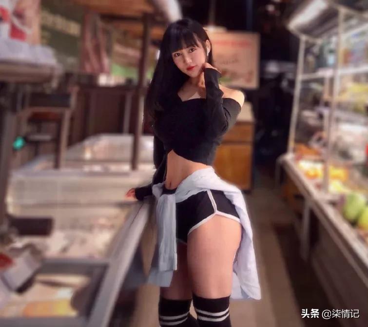 蜜桃臀挺翘饱满，是她成为无数宅男的梦中情人