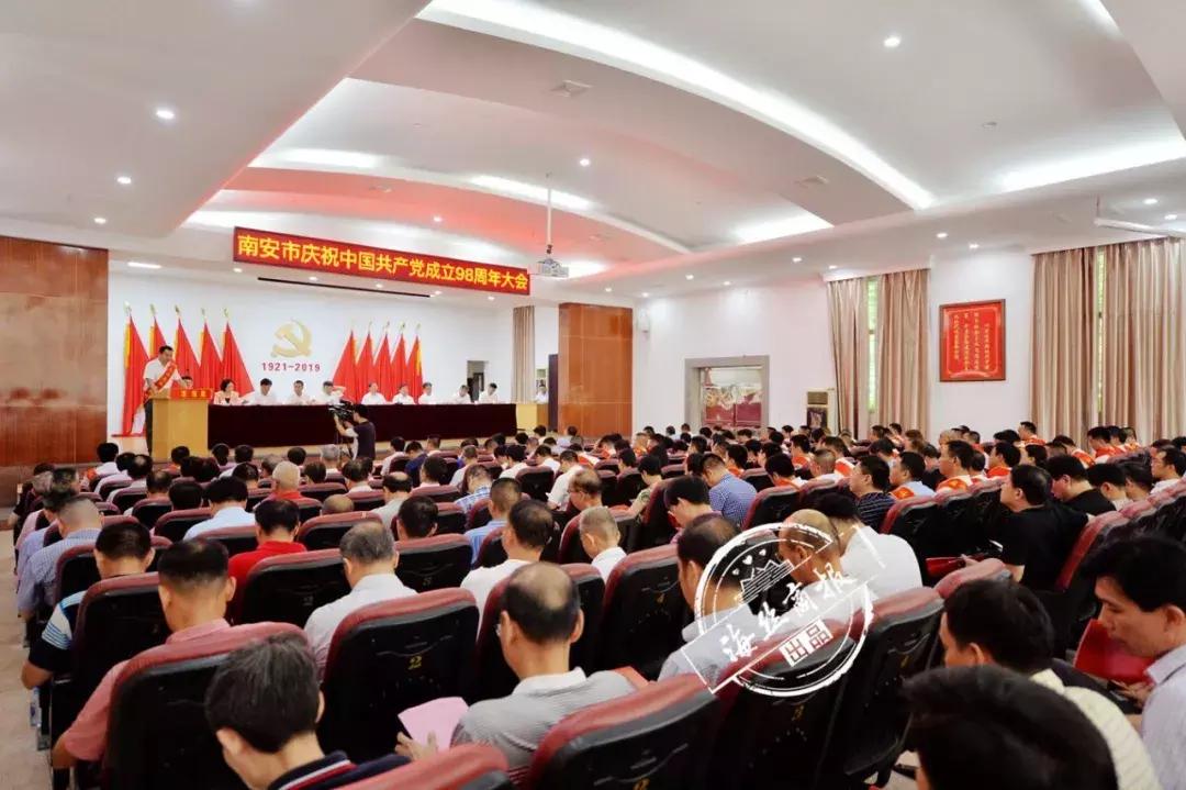 现在南安市二等功的奖牌,南安市级的奖状