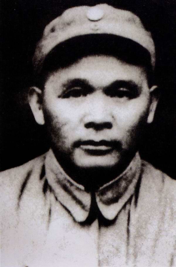 周东屏:徐海东头部中弹倒地,她口对口吸出血脓,后为其生下4子