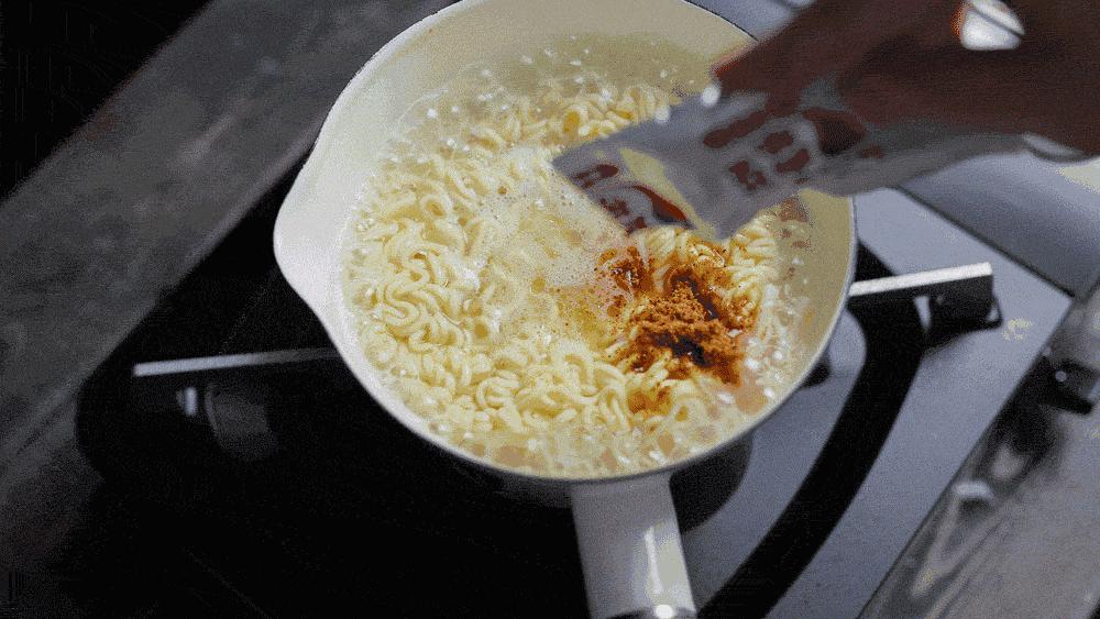 正确煮方便面的方法,煮方便面应该先放冷水还是热水