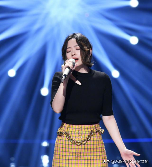 张靓颖舞台风完全驾驭,张靓颖穿吊带长裙