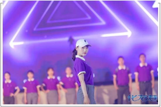 常居地产有工装服嘛,常居地产团建